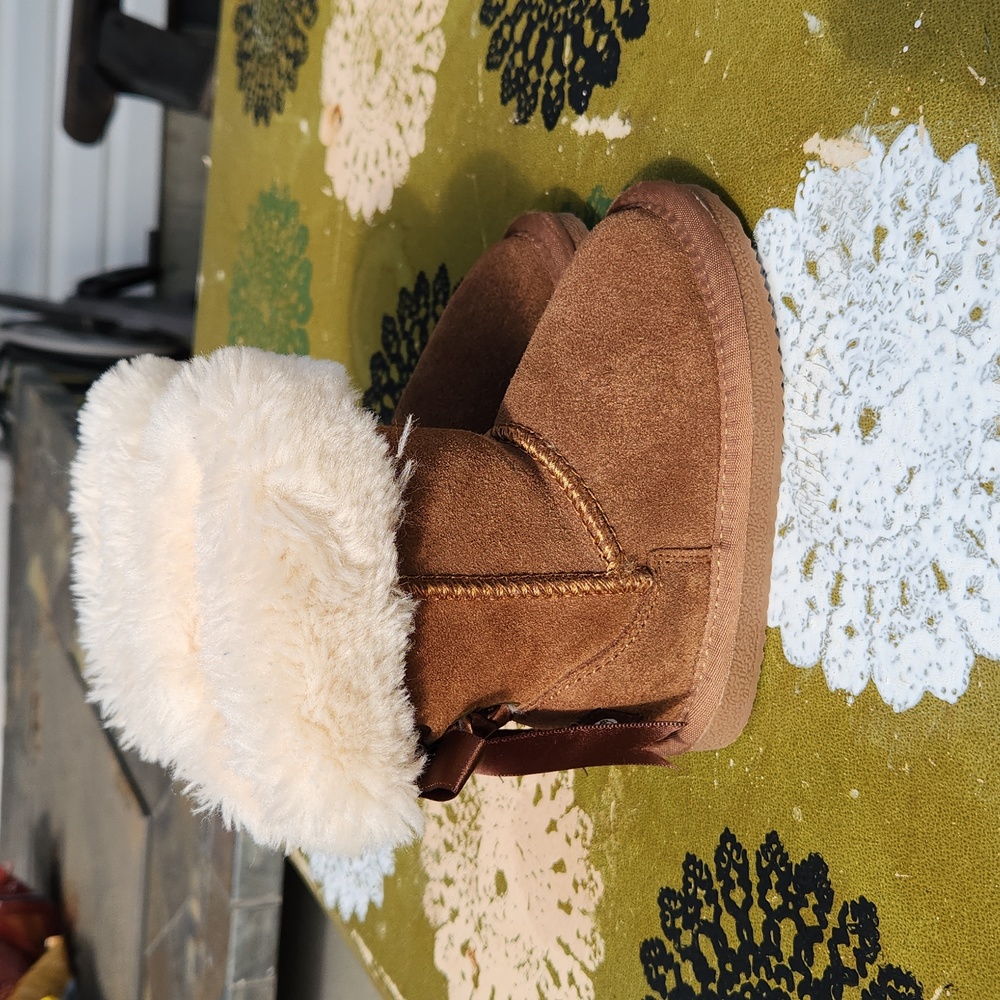 Lamo toddler boots in a toddler size 8